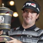Bubba Watson posa con el trofeo de vencedor en el torneo Internacional de Shenshan, en Shangai
