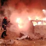 Uno de los 20 contenedores que ardieron ayer