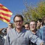 El presidente de Convergència y de la Generalitat de Cataluña, Artur Mas, saluda a los asistentes a la fiesta del CDC, que se ha celebrado en Manresa