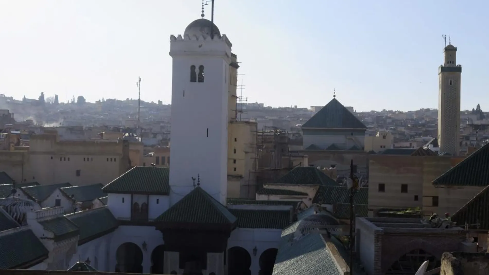 Vista de la medina de Fez que, no solo es la más grande y antigua de Marruecos, sino que en su interior también se esconde un patrimonio cultural de gran valor e imposible de ser apreciado debido a su avanzado estado de deterioro. Ya en tiempos de Ali Bey se encontraba dañada.