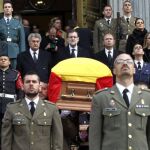 Honores y salvas para despedir a Suárez