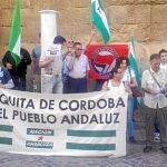 Unos pocos miembros de Nación Andaluza se concentraron ayer para pedir que la Mezquita sea «del pueblo andaluz»