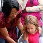 HOMENAJES. Una niña deposita, ayer, un ramo a la entrada de la casa de Mandela, donde falleció el jueves