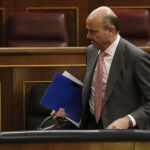 El ministro de Economía, Luis de Guindos, al inicio hoy del pleno del Congreso de los Diputados