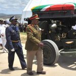 Militares trasladan el féretro de Nelson Mandela hasta su sepulura