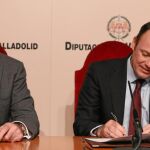 Los presidentes de la Diputación, Jesús Julio Carnero, y la Cámara de Comercio, Carlos Villar, suscriben el convenio