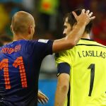 Robben y Casillas, después del España-Holanda del Mundial 2014
