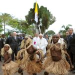 Tres pigmeos bailan en presencia del Papa Benedicto XVI, en una visita del pontífice a Camerún