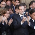 El presidente del Gobierno, Mariano Rajoy junto a numerosas autoridades, aplaude tras el solemne minuto de silencio que se ha guardado hoy a la entrada del Palacio de Los Guzmanes