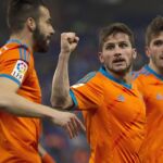 El delantero argentino del Valencia Pablo Piatti (c) celebra junto a sus compañeros el gol que acaba de marcar.