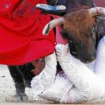 Abellán, arriba, cogido por el primero, y Ureña, herido grave por el quinto