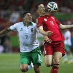 El delantero de la selección española de fútbol Fernando Torres (d) lucha el balón con Ronald Eguino