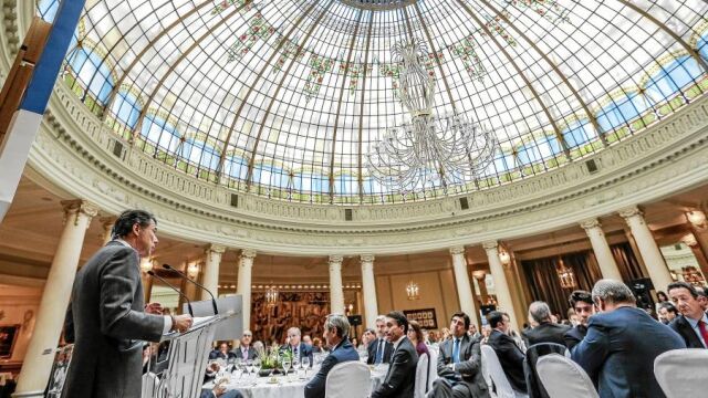 El presidente regional en el Palace durante su intervención frente a altos directivos empresariales