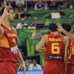El pívot de España Pau Gasol (i) saluda al escolta Juan Carlos Navarro (d) durante el partido