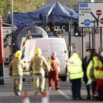 Miembros de los servicios de emergencias trabajan en el lugar del accidente