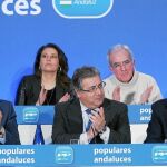 La dirección del PP-A respaldó ayer públicamente a José Luis Sanz y Zoido mostró de nuevo que tiene su respaldo para sucederle en el cargo