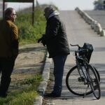 Antonio del Castillo dialoga con una persona en el puente de Camas, cerca de donde se ha reanudado la búsqueda