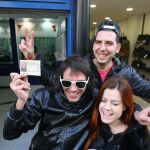 Agraciados con un quinto premio del sorteo de Navidad que ha recaído en el número 32.306, lo celebran en la puerta de la administración de lotería Número 2 de Sitges