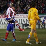 Griezmann y Mandzukic celebran ante el portero el Almeria el tanto del francés.