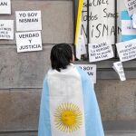 Un argentino durante la protesta por la muerte del fiscal