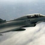 Fotografía de archivo de un cazabombardero Eurofighter del Ala 11 de la base aérea de Morón de la Frontera, en Sevilla, fotografiado desde el aire.