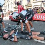 Cavendish, en el suelo, es atendido por sus compañeros tras las lesiones sufridas ayer.