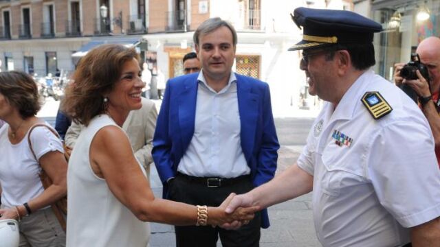 José Luis Gallego saluda a la alcaldesa de Madrid, Ana Botella