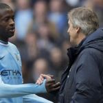 El técnico chileno Manuel Pellegrini estrecha la mano de su jugador, Yayá Touré