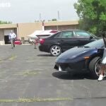 Un hombre dispara una pistola eléctrica durante una broma con cámara oculta
