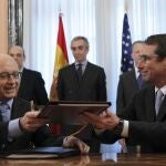 Cristóbal Montoro, y el embajador de EEUU en España, Alan D. Solomont (d), durante la firma hoy de un nuevo convenio entre ambos países
