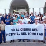 Empleados del hospital protestan en la puerta del centro