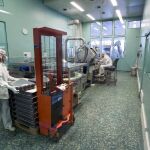 Una fotografía de archivo muestra a dos empleados de la compañia farmacéutica suiza Roche en Kaiseraugst, Suiza