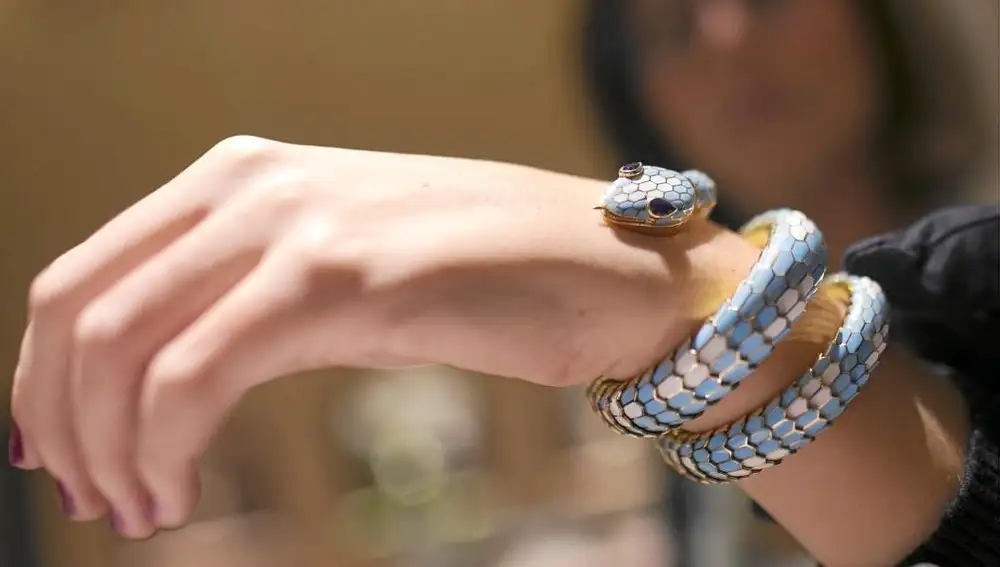 Una joya de la colección Serpenti que Bulgari muestra en su tienda de Barcelona