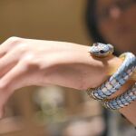 Una joya de la colección Serpenti que Bulgari muestra en su tienda de Barcelona