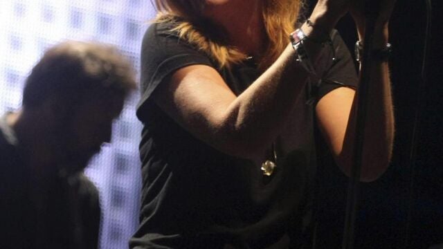 La cantante británica Beth Gibbons, acompañada por su grupo Portishead, durante el concierto que ofrecen esta noche en el Low Cost Festival de Benidorm.