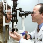Un oftalmólogo examina a una paciente la presión intraocular