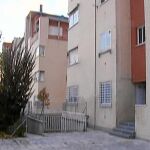 El suceso se produjo en la calle Amapolas de Villalba, el agresor se tiró desde un tercer piso