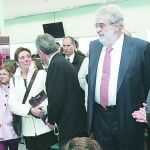 Lara, en la biblioteca que lleva su nombre en el municipio sevillano de Alcalá de Guadaíra. A su lado, el alcalde