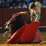 Escribano templa un buen natural al colorado segundo de Jandilla durante la quinta de la Feria de Abril de Sevilla