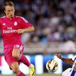 El madridista Luka Modric disputa un balón con el jugador de la Real Sociedad, Markel Bergara