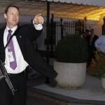 Un miembro de la seguridad de la Casa Blanca dirigiendo la evacuación