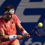 El español David Ferrer sirve una bola al australiano Bernard Tomic durante el partido de cuartos de final del Abierto Mexicano de Tenis de Acapulco