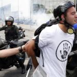 Las fuerzas de seguridad detienen a uno de los manifestantes hoy en Caracas.