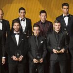 El alemán Manuel Neuer, el español Sergio Ramos, los alemanes Philipp Lahm y Toni Kroos y el español Andrés Iniesta (izda a dcha delante), el holandés Arjen Robben, el argentino Ángel Di María, el argentino Lionel Messi y el portugués Cristiano Ronaldo (izda a dcha detrás), intengrantes del Once Mundial de la FIFA FIFPro.