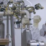 Un empleado trabaja en el mantenimiento del material que sirve para la fabricación de la vacuna del dengue en una planta de la empresa Sanofi Pasteur.