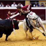 El jinete navarro prende el rejón de muerte a uno de sus astados de ayer