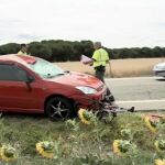 La Guardia Civil junto al vehículo que ha atropellado hoy mortalmente a dos ciclistas
