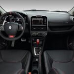 El interior cuenta con volante y asientos en piel y reposacabezas integrados.