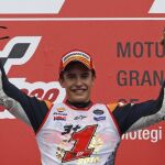 Marc Marquez celebra en el podiio tras ganar el Campenato del Mundo de MotoGP