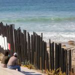Inmigrantes mexicanos esperan el momento para cruzar la frontera con Estados Unidos.